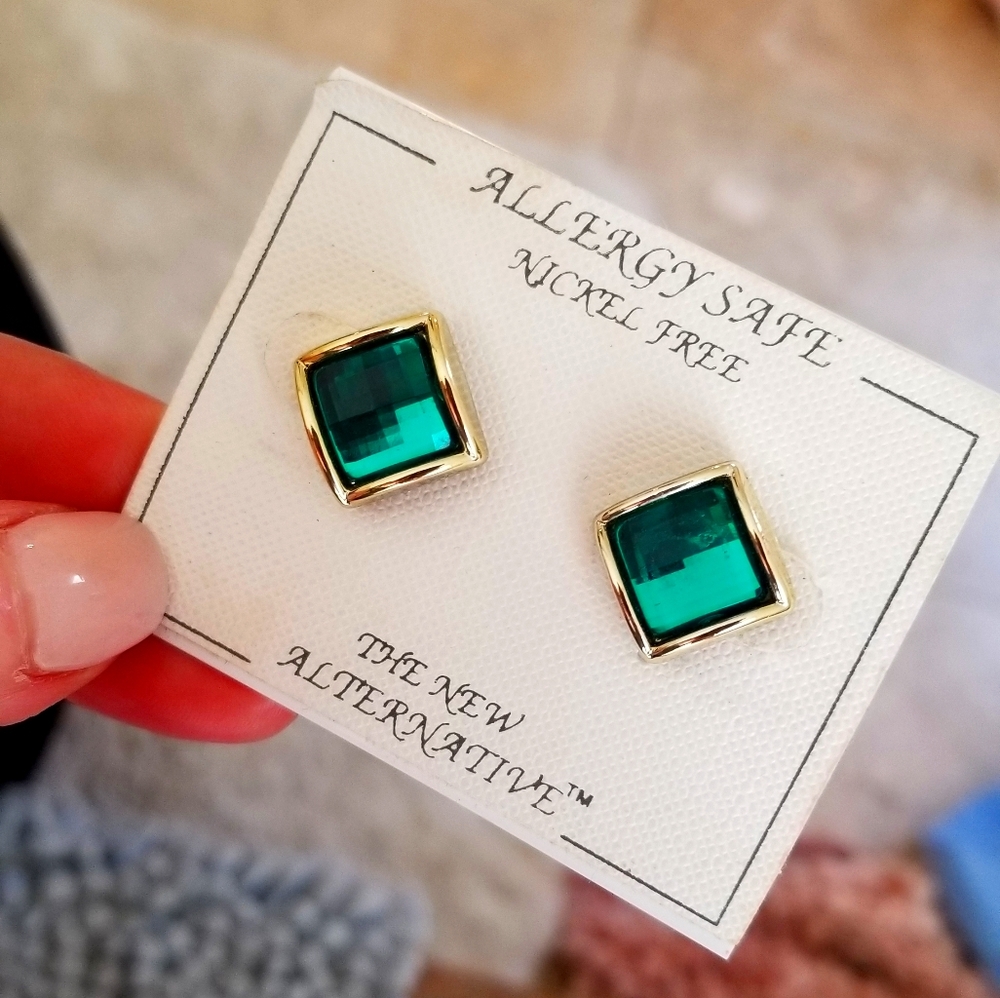 Green stone & gold post earrings
